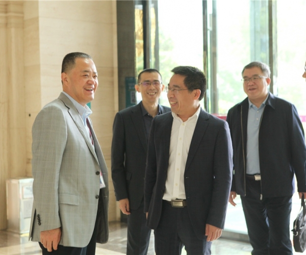 商务部国度茧丝绸协调办公室副司长陈平，西宁市委常委、副市长杜际鹏莅临调研领导