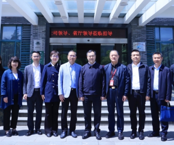 国度商务部消费推进司（国度茧丝办）副司长安宝军辅导一行莅临调研
