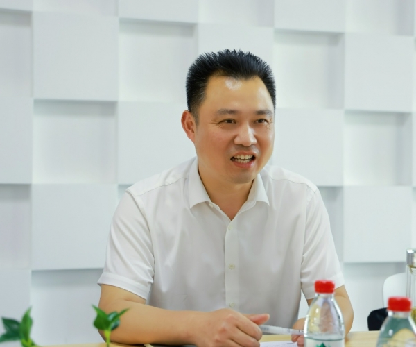 黄冈国度高新区管委会俞春明主任调研4118云顶集团丝绸，为发展鼓劲?